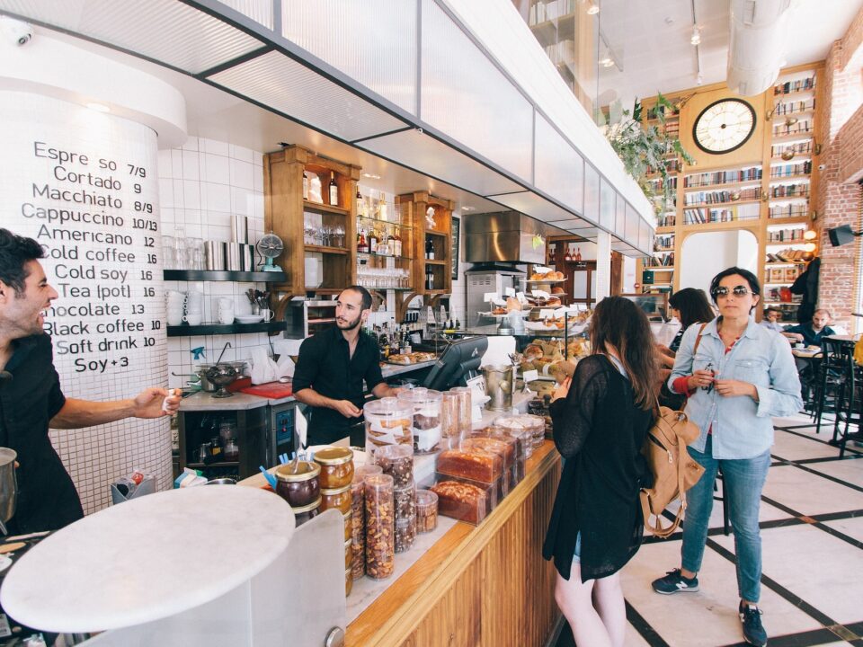 Licenziato per troppi caffè al bar: la sentenza della Cassazione e l'importanza delle indagini aziendali